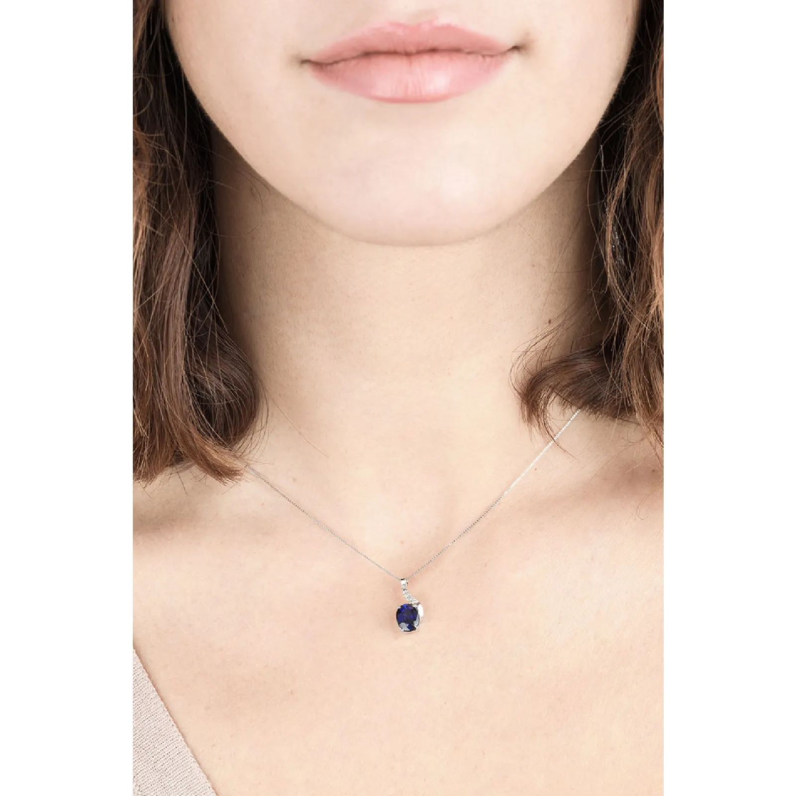 Collana in oro bianco 18k con diamanti e zaffiro blu ovale