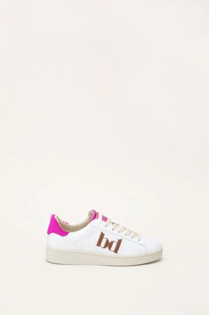  Sneakers with contrasting heel counter    
