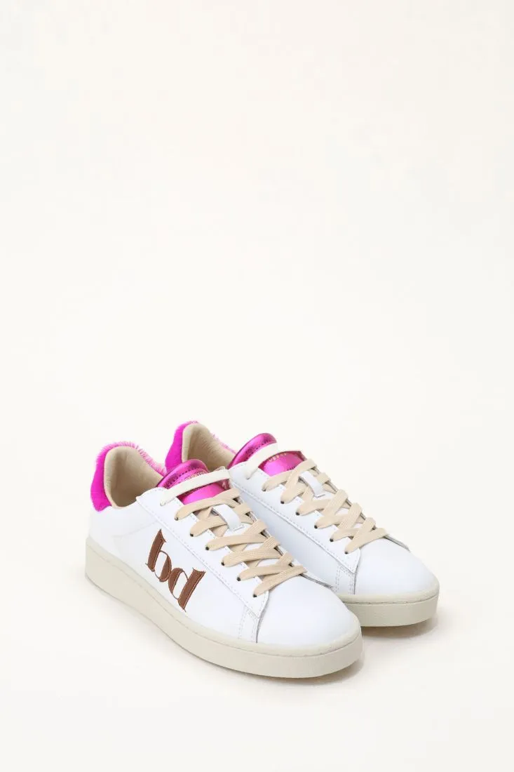  Sneakers with contrasting heel counter    